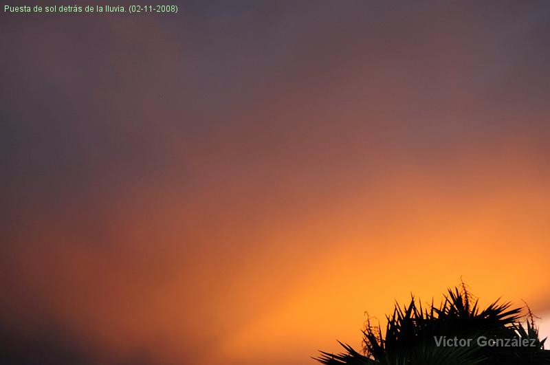 PuestaSol02112008lloviendo.jpg - Puesta de sol detrás de la lluvia. (02-11-2008)