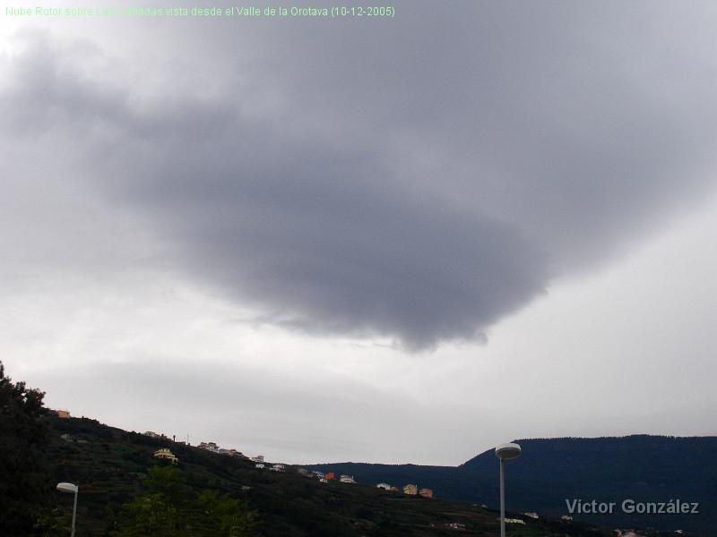 10122005.jpg - Nube Rotor sobre Las Cañadas vista desde el Valle de la Orotava (10-12-2005)
