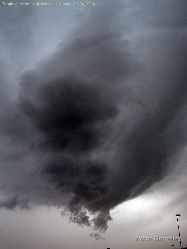 13042006-1.jpg - Extraña nube sobre el Valle de la Orotava (13-04-2006)