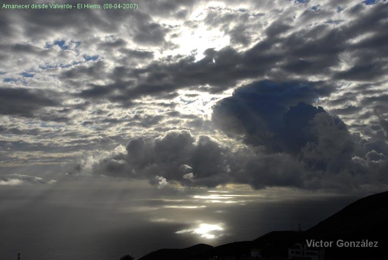 AmanecerHierro08042007.jpg - Amanecer desde Valverde - El Hierro. (08-04-2007)