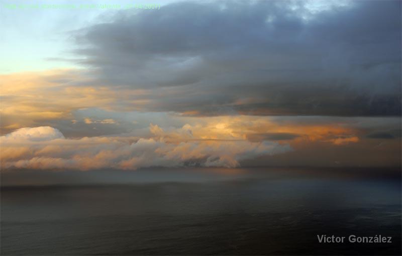 CieloValverdeatrdecer070420.jpg - Vista del mar atardeciendo desde Valverde. (07-04-2007)
