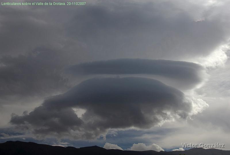 Lenticulares20112007.jpg - Lenticulares sobre el Valle de la Orotava. 20-1102007