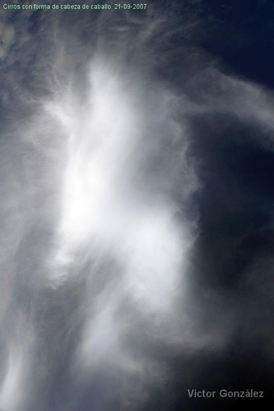 NubeCaballo21092007.jpg - Cirros con forma de cabeza de caballo. 21-09-2007