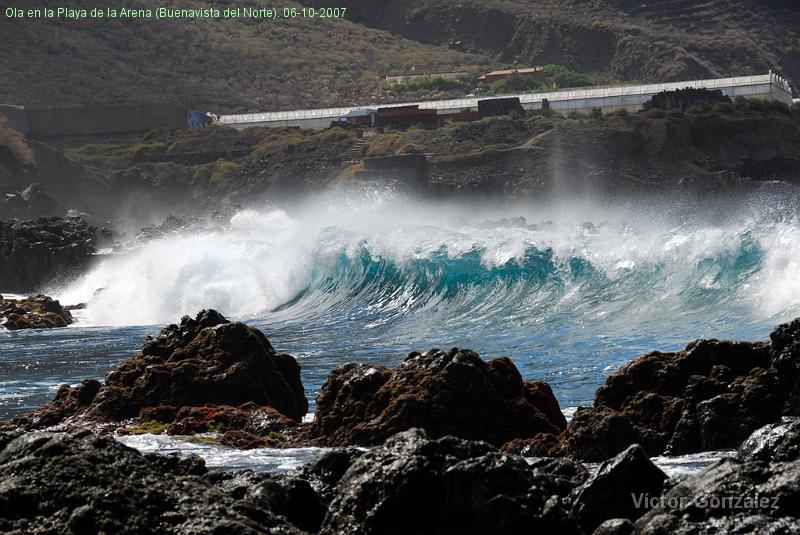 Ola06102007.jpg - Ola en la Playa de la Arena (Buenavista del Norte). 06-10-2007