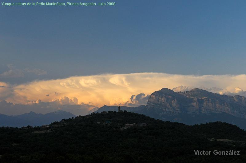 YunqueAtardecerAragon2008.jpg - Yunque detras de la Peña Montañesa, Pirineo Aragonés. Julio 2008