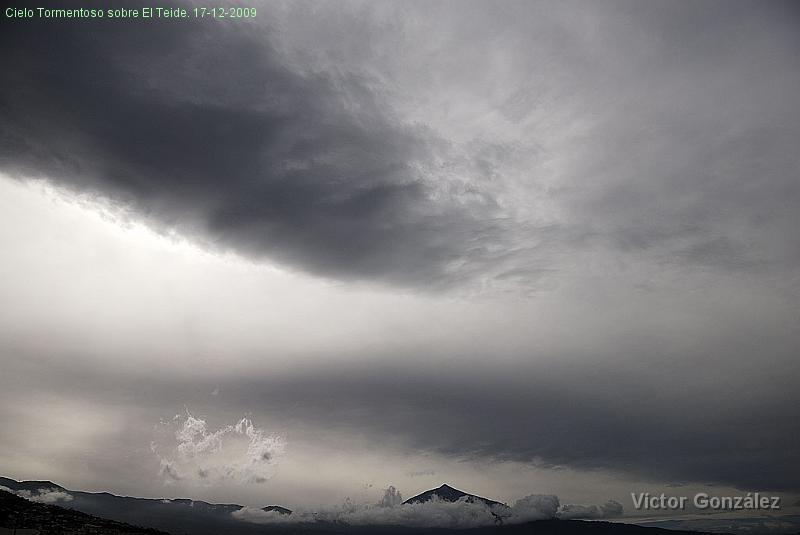 CieloTormentoso17122009.jpg - Cielo Tormentoso sobre El Teide. 17-12-2009