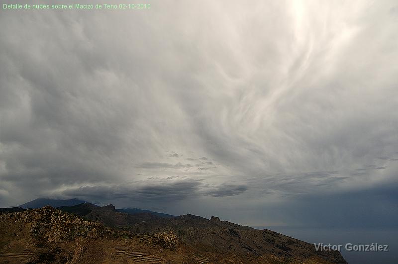 NubesEstriadaSobreTeno02102010.jpg - Detalle de nubes sobre el Macizo de Teno.02-10-2010