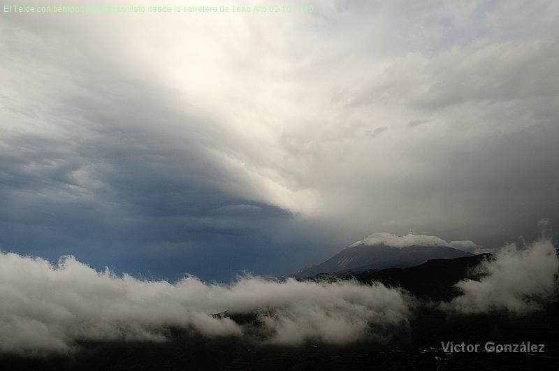 TeideDesdeTenoalto02102010.jpg - El Teide con tiempo tormentoso visto desde la carretera de Teno Alto.02-10-2010
