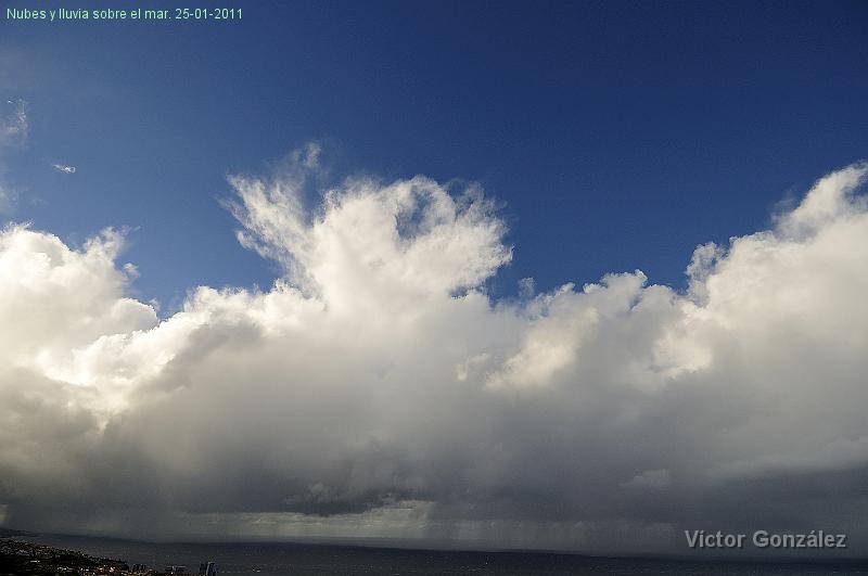 NubesSobreElMar25012011.jpg - Nubes y lluvia sobre el mar. 25-01-2011