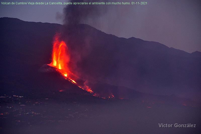 VolcanDesdeCancelitaHumo-01112021.jpg - Volcan de Cumbre Vieja desde La Cancelita, puede apreciarse el ambiente con mucho humo. 01-11-2021