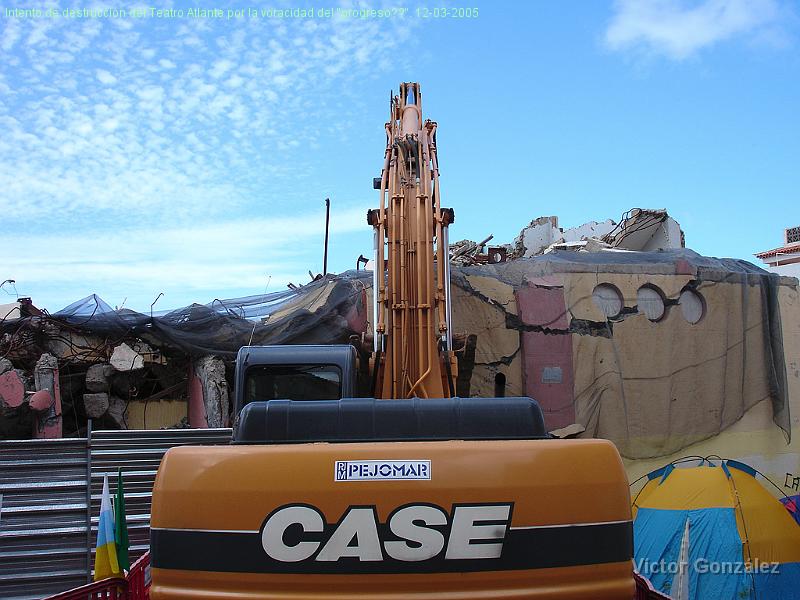 TeatroAtlante12032005.jpg - Intento de destrucción del Teatro Atlante por la voracidad del "progreso??". 12-03-2005